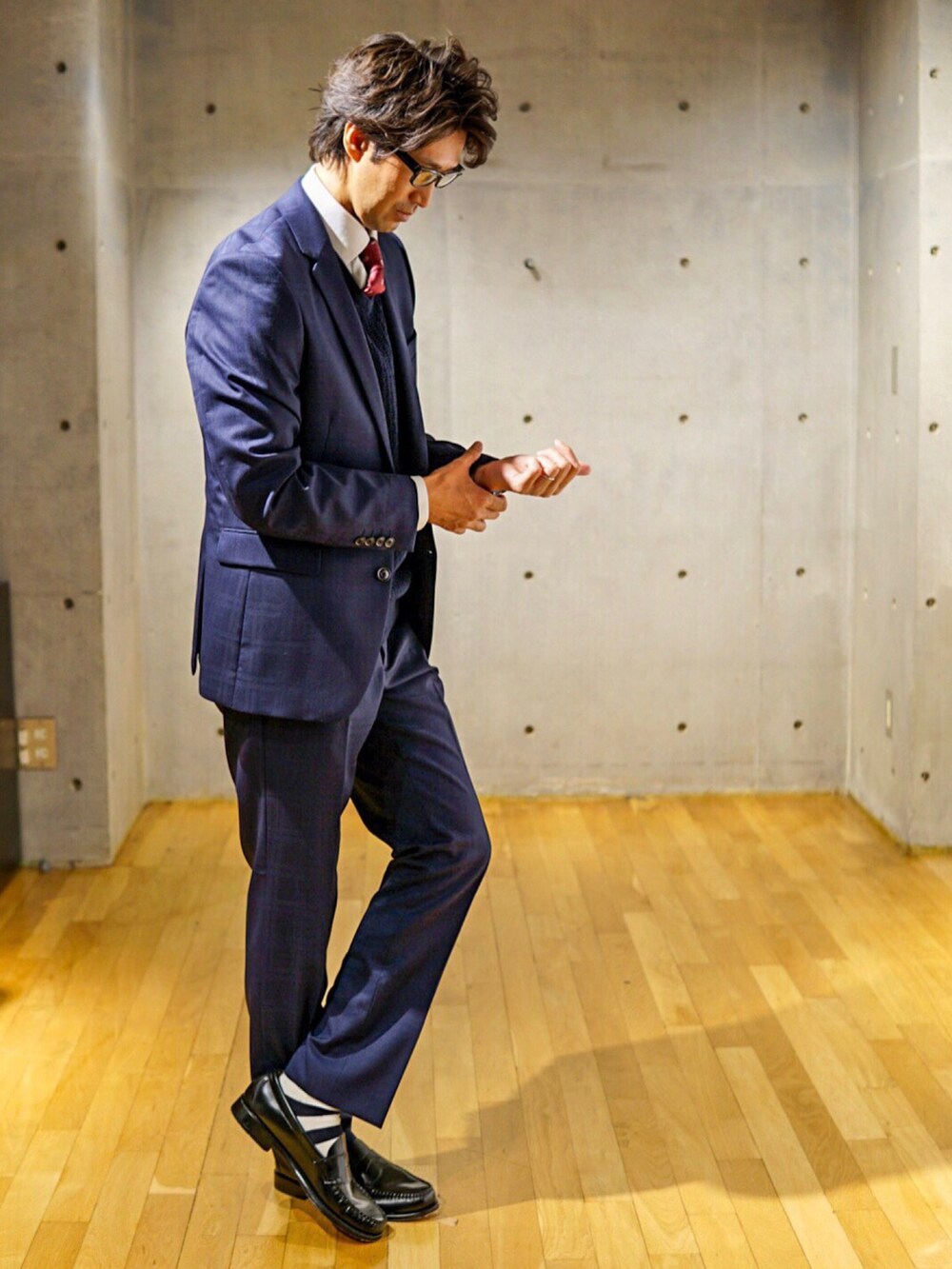 ブルー系のニット/セーター、ブルー系のジャケット/アウターを着用したメンズの秋コーディネートの2枚目の写真