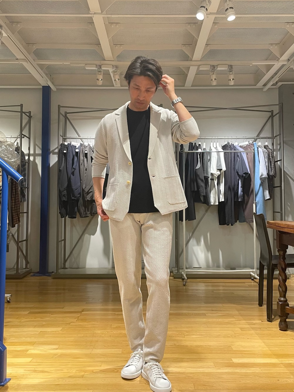 ホワイト系のテーラードジャケット、ホワイト系のスラックス、ホワイト系のスニーカーを着用したメンズの春コーディネートの2枚目の写真