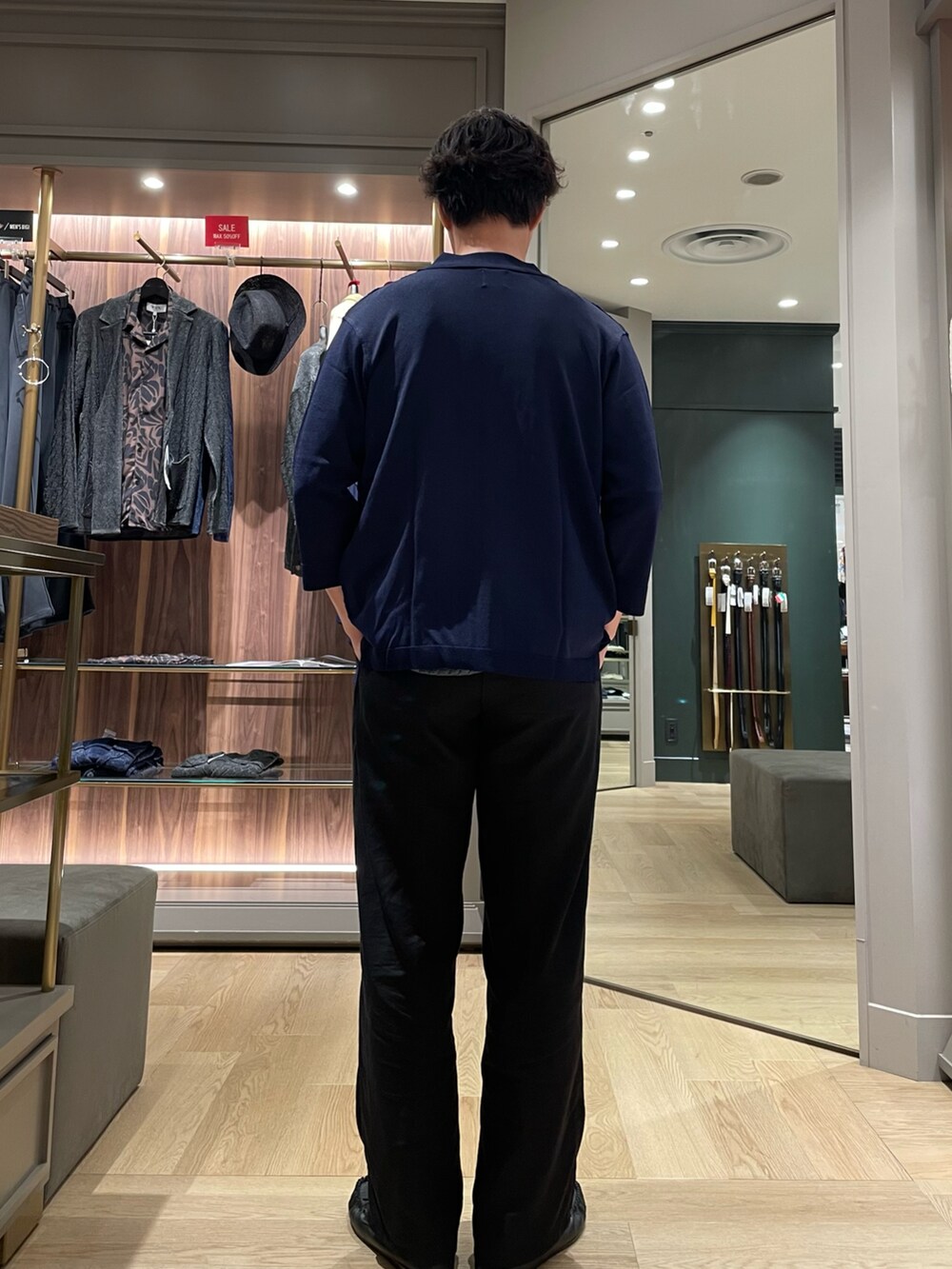 ブラック系のその他パンツ、ブラック系のモカシン/デッキシューズ、グリーン系のTシャツ/カットソーを着用したメンズの夏コーディネートの2枚目の写真