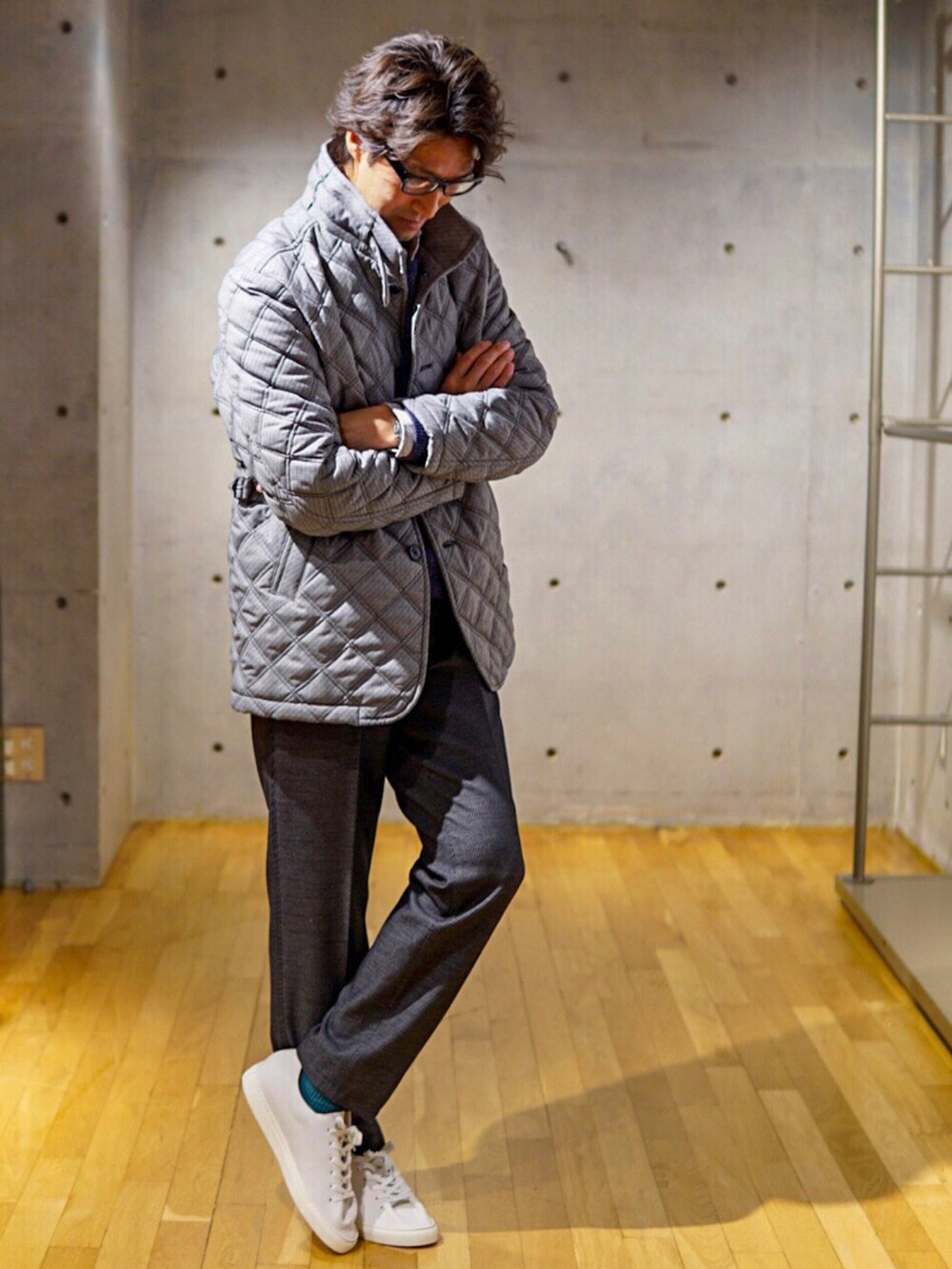 ホワイト系のスニーカー、ブルー系のスラックスを着用したメンズの秋コーディネートの3枚目の写真