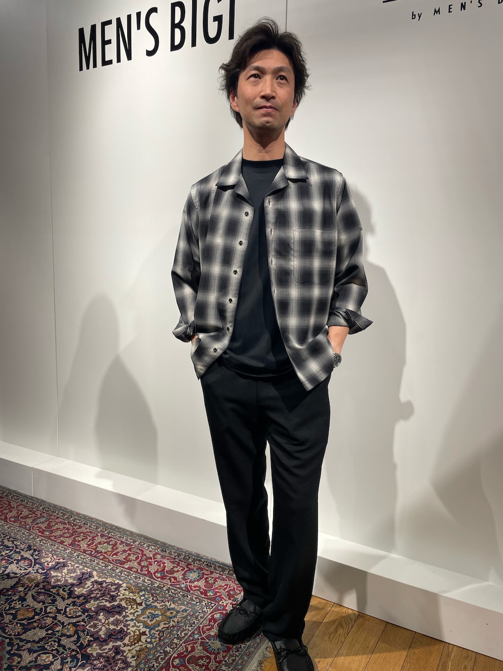 ブラック系のモカシン/デッキシューズ、ブラック系のシャツ/ブラウス、ブラック系のスラックスを着用したメンズの春コーディネートの2枚目の写真