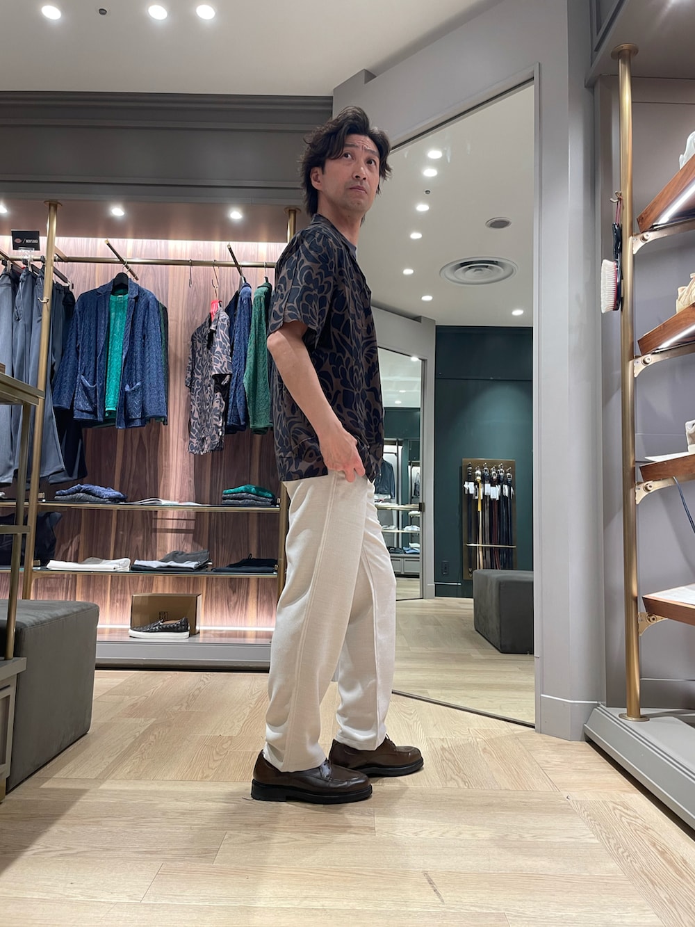 ブラウン系のシャツ/ブラウス、グレー系のTシャツ/カットソー、グレー系のその他パンツを着用したメンズの夏コーディネートの4枚目の写真