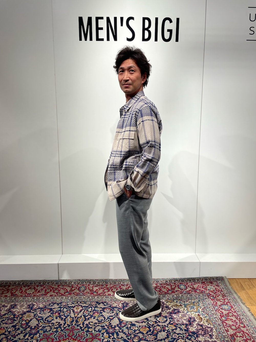 ベージュ系のシャツ/ブラウス、グレー系のその他パンツ、ブラック系のスニーカーを着用したメンズの春コーディネートの2枚目の写真