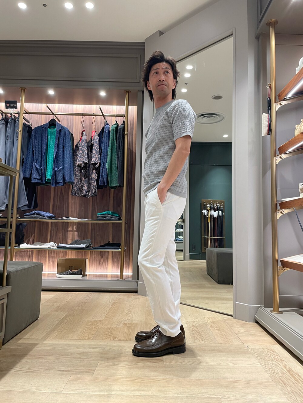 グレー系のTシャツ/カットソー、ホワイト系のその他パンツ、ブラウン系のドレスシューズを着用したメンズの春コーディネートの2枚目の写真