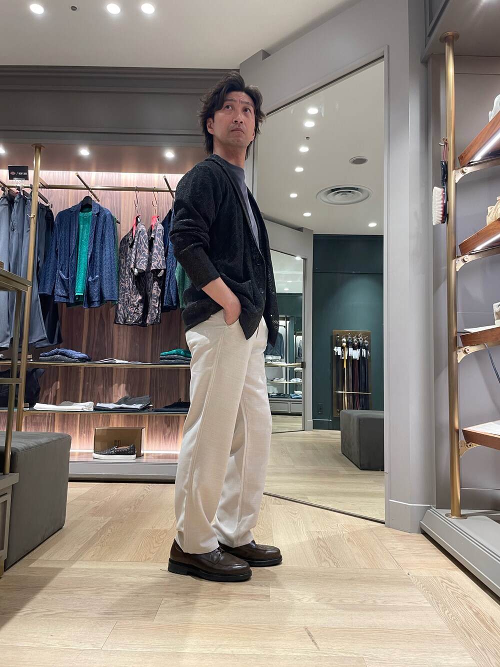 ブルー系のカーディガン/ボレロ、グレー系のTシャツ/カットソー、ブラウン系のドレスシューズを着用したメンズの春コーディネートの3枚目の写真
