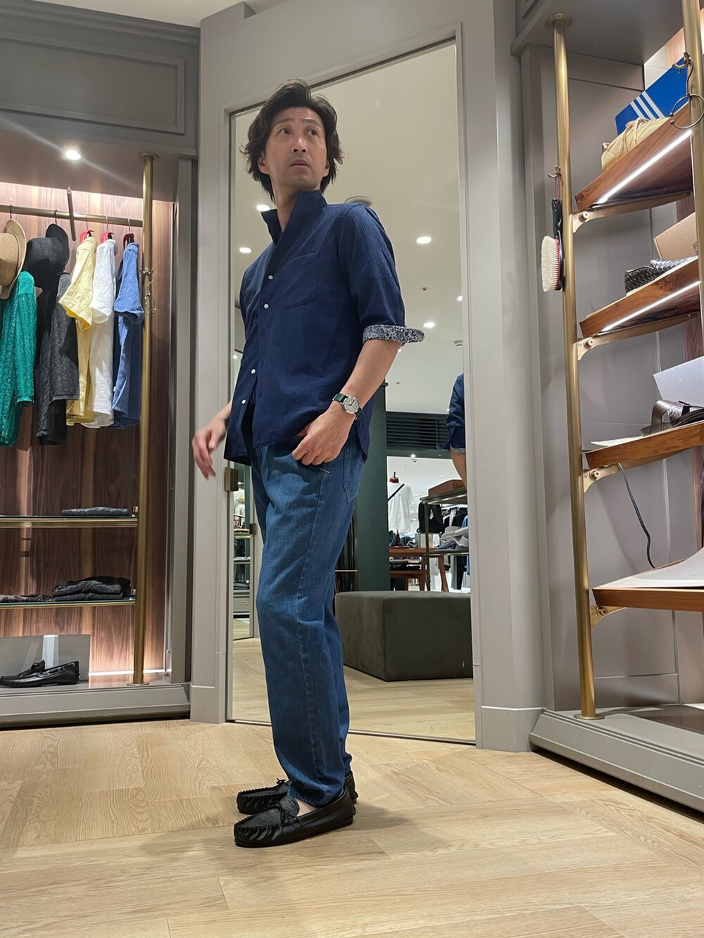 ブルー系のシャツ/ブラウス、ブルー系のデニムパンツ、ブラック系のモカシン/デッキシューズを着用したメンズの夏コーディネートの4枚目の写真