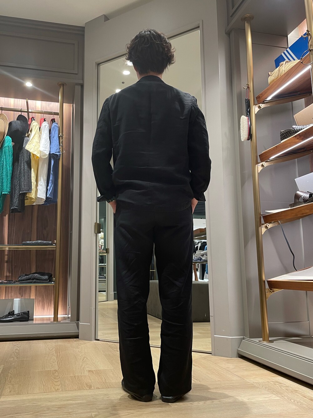 ブラック系のテーラードジャケット、ブラック系のその他パンツ、ブラック系のモカシン/デッキシューズを着用したメンズの夏コーディネートの3枚目の写真