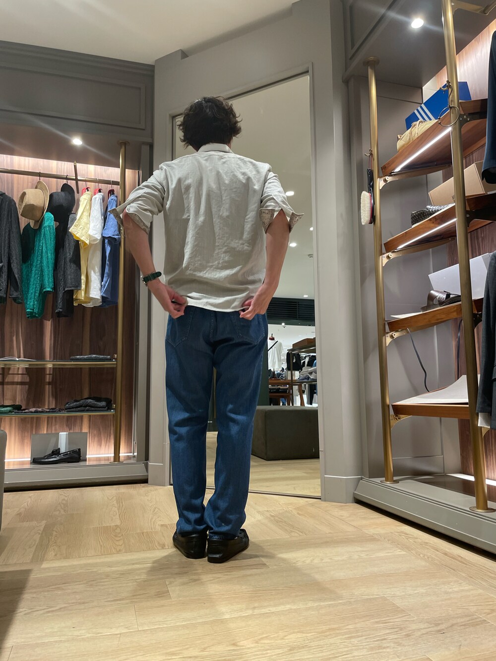 グレー系のシャツ/ブラウス、ブルー系のデニムパンツ、ブラック系のモカシン/デッキシューズを着用したメンズの夏コーディネートの2枚目の写真