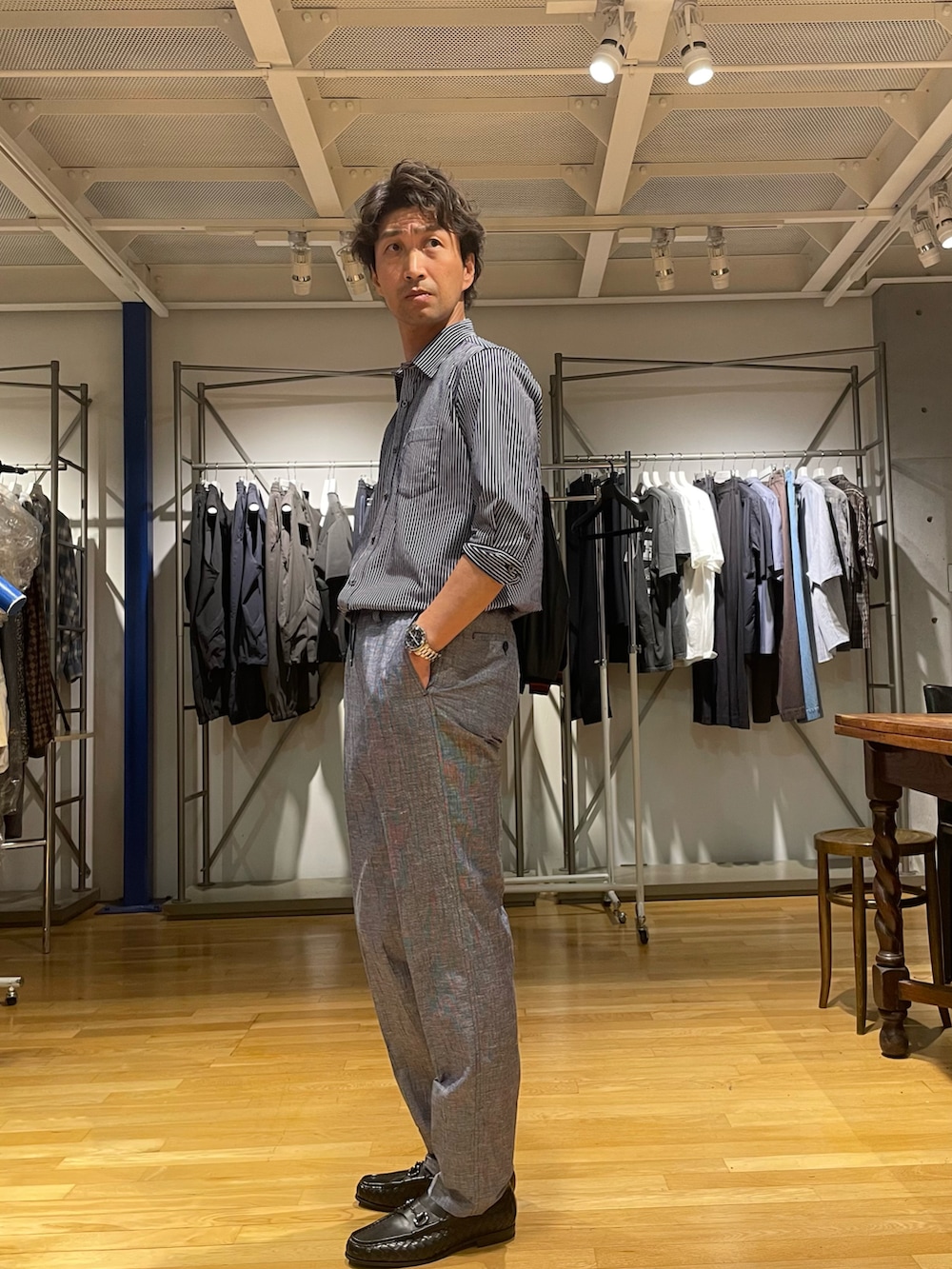 ブルー系のシャツ/ブラウス、グレー系のスラックス、ブラック系のローファーを着用したメンズの春コーディネートの2枚目の写真