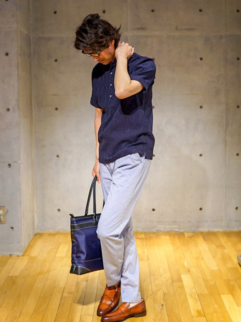 ブルー系のポロシャツ、ブルー系のその他パンツ、ブラウン系のローファーを着用したメンズの春コーディネートの2枚目の写真