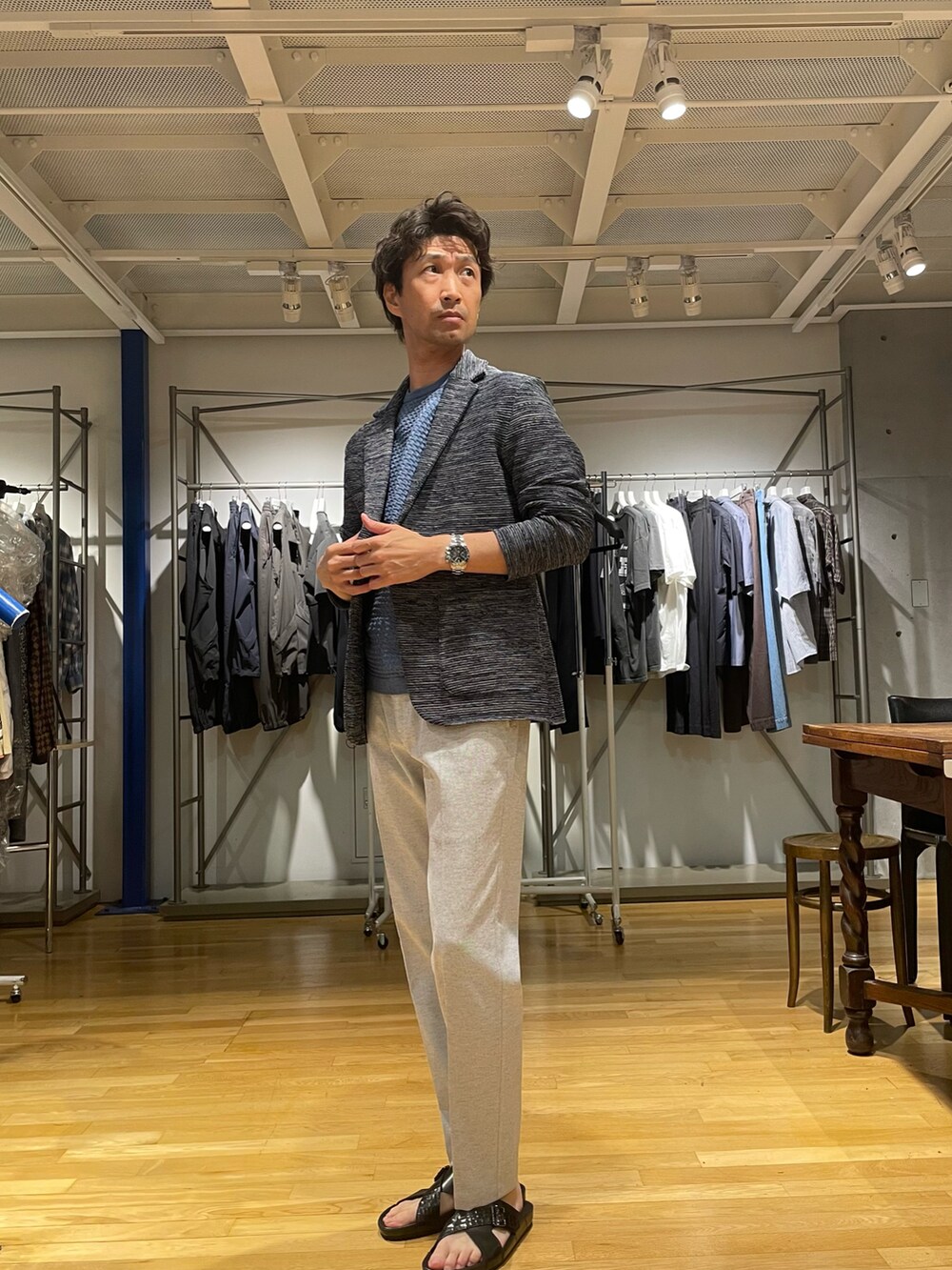 ブルー系のその他パンツ、ブラック系のサンダル、グレー系のTシャツ/カットソーを着用したメンズの春コーディネートの2枚目の写真