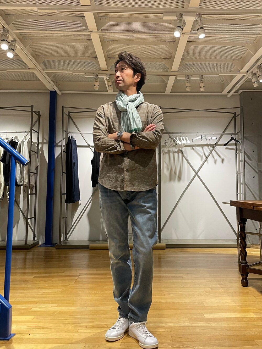 ブラウン系のシャツ/ブラウス、ブルー系のデニムパンツ、ホワイト系のスニーカーを着用したメンズの春コーディネートの3枚目の写真