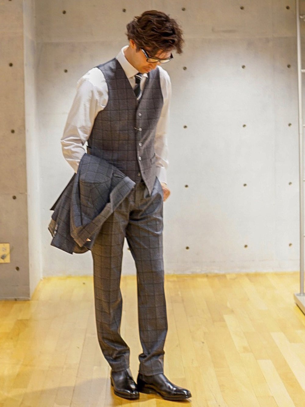 グレー系のテーラードジャケット、グレー系のその他パンツを着用したメンズの秋コーディネートの2枚目の写真