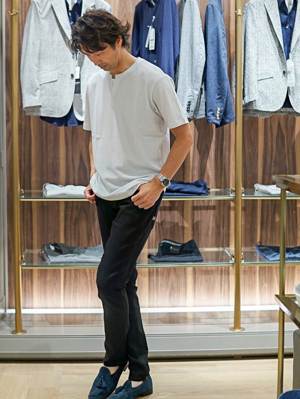 ブラック系のデニムパンツ、ブルー系のTシャツ/カットソーを着用したメンズの夏コーディネートの2枚目の写真