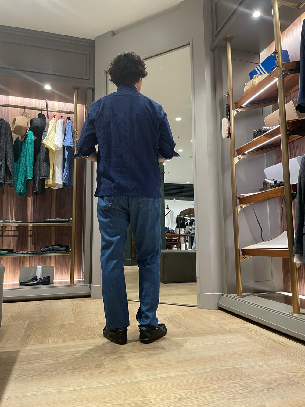 ブルー系のシャツ/ブラウス、ブルー系のデニムパンツ、ブラック系のモカシン/デッキシューズを着用したメンズの夏コーディネートの3枚目の写真