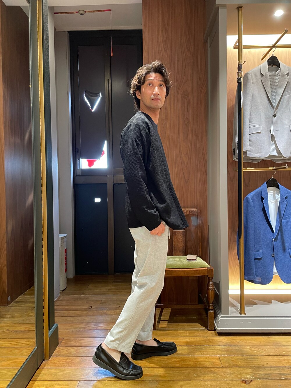 ブルー系のTシャツ/カットソー、ブルー系のその他パンツ、ブラック系のカーディガン/ボレロを着用したメンズの夏コーディネートの2枚目の写真