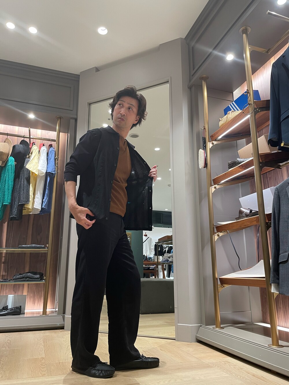 ブラック系のTシャツ/カットソー、ブラック系のその他パンツ、ブラック系のモカシン/デッキシューズを着用したメンズの夏コーディネートの4枚目の写真