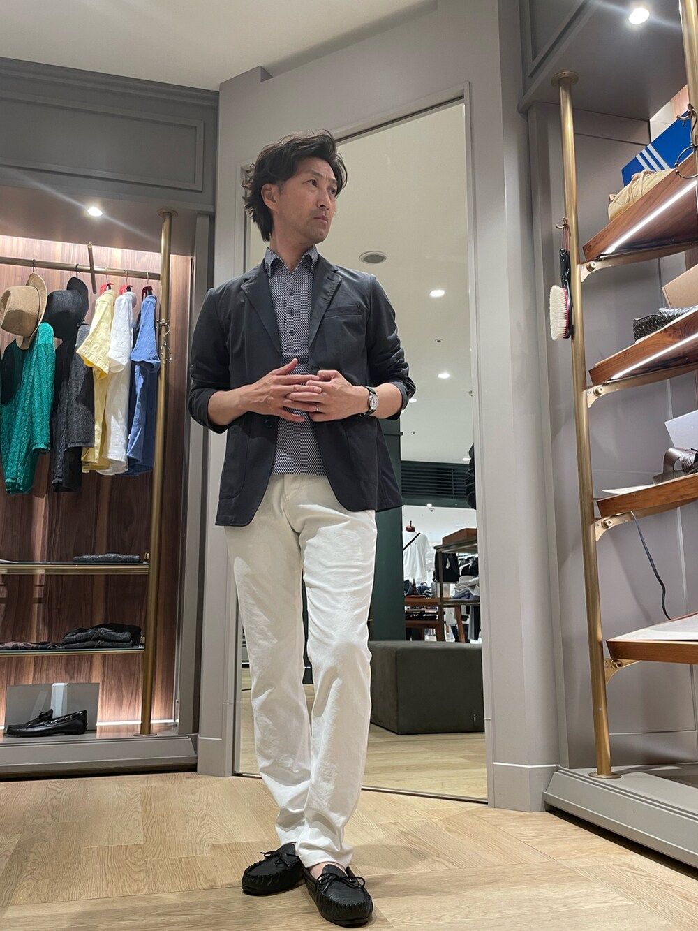 ブルー系のテーラードジャケット、ホワイト系のその他パンツ、ブラック系のモカシン/デッキシューズを着用したメンズの夏コーディネートの4枚目の写真