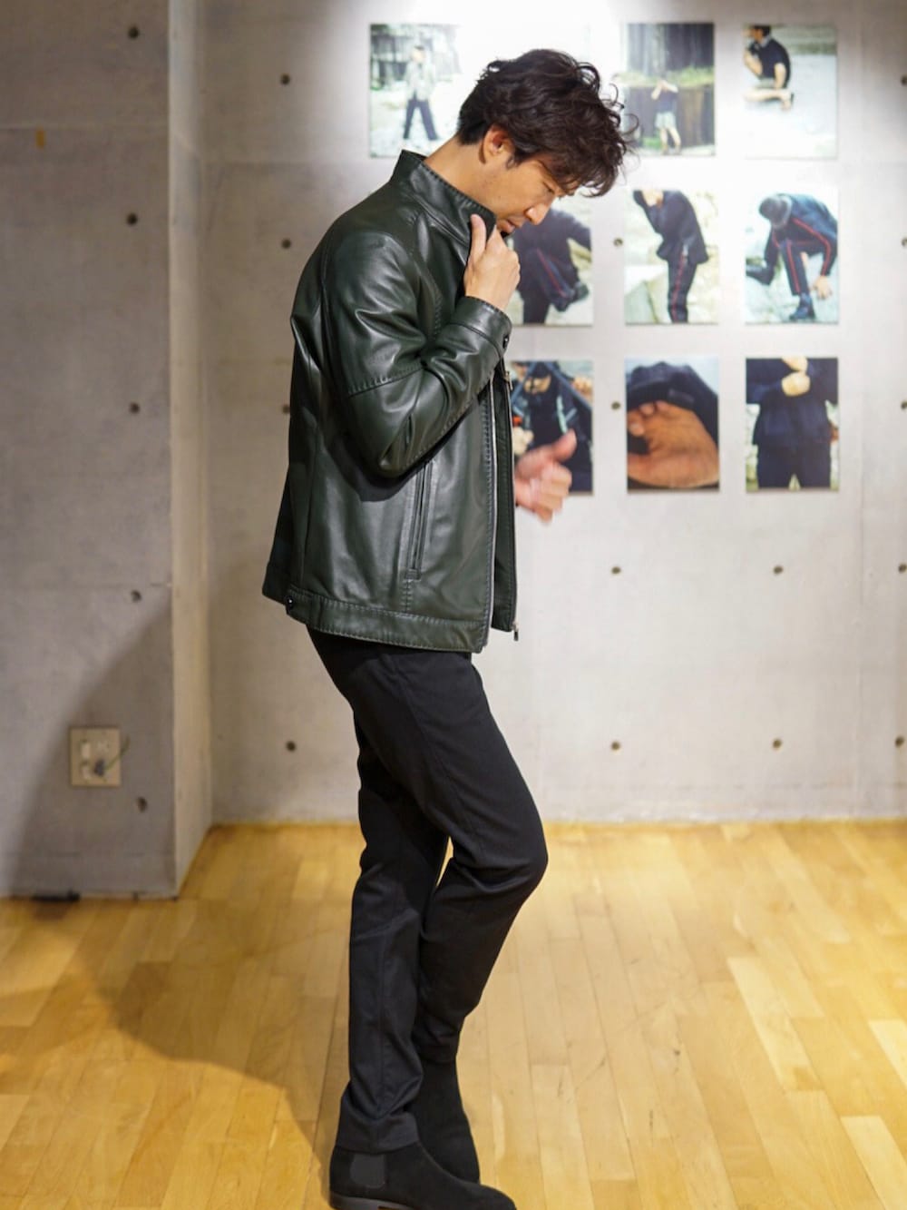 ブラック系のライダースジャケット、ブルー系のTシャツ/カットソー、ブラック系のデニムパンツを着用したメンズの夏コーディネートの2枚目の写真