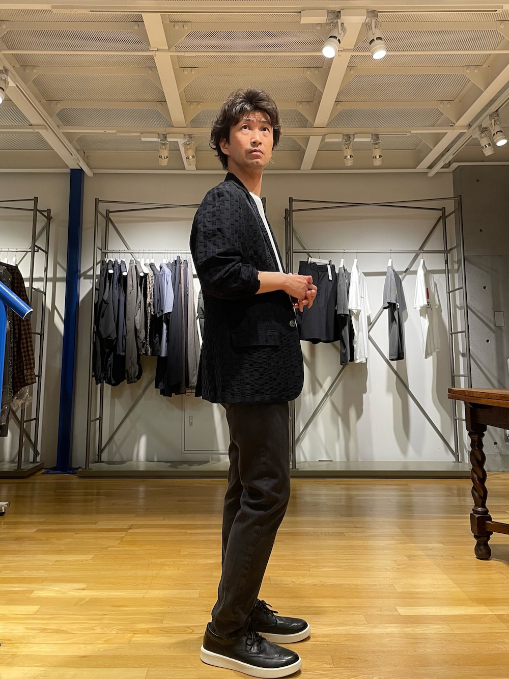 ホワイト系のTシャツ/カットソー、ブラック系のデニムパンツ、ブラック系のスニーカーを着用したメンズの夏コーディネートの2枚目の写真