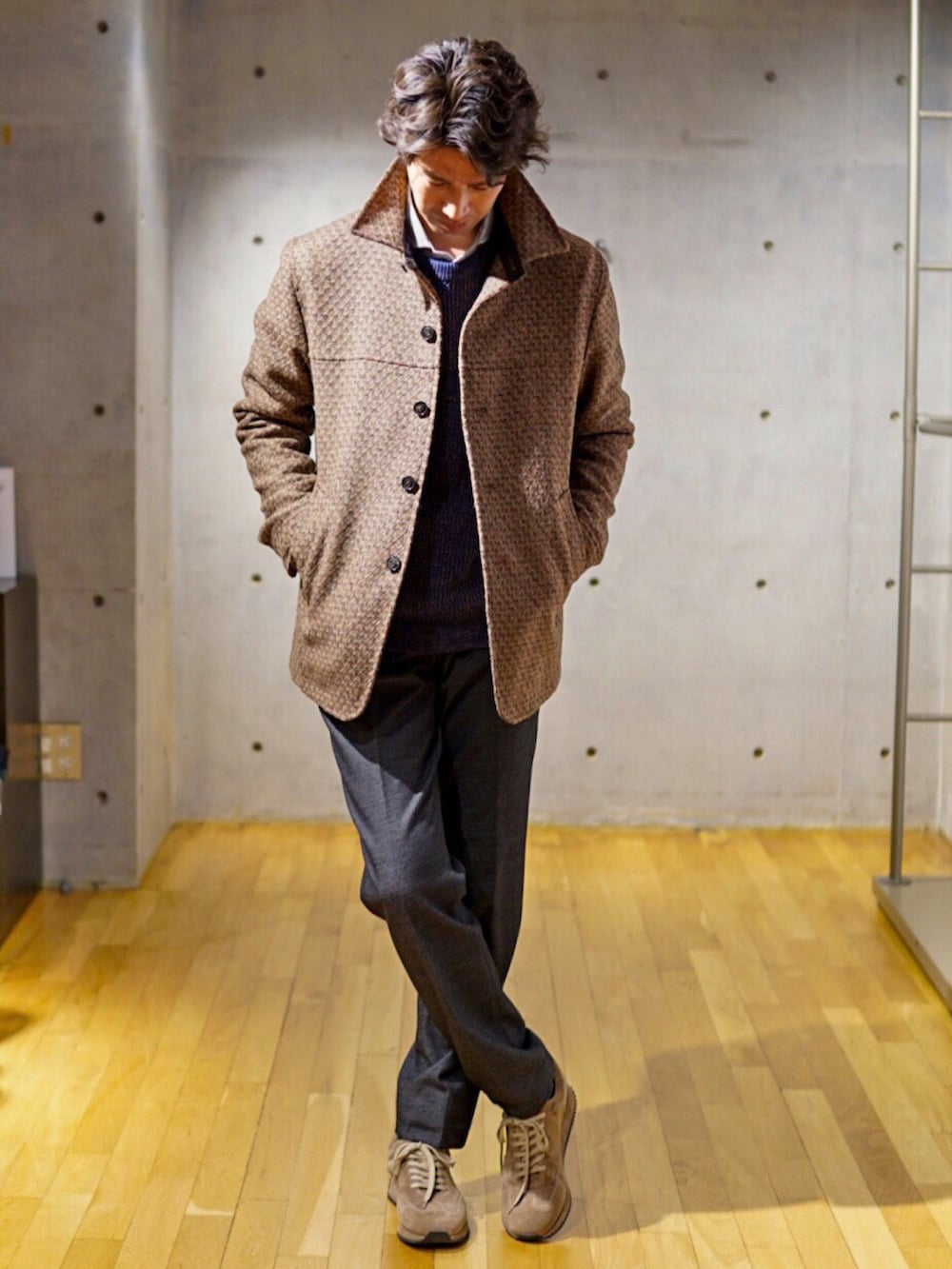 グレー系のジャケット/アウター、ベージュ系のスニーカーを着用したメンズの秋コーディネートの2枚目の写真