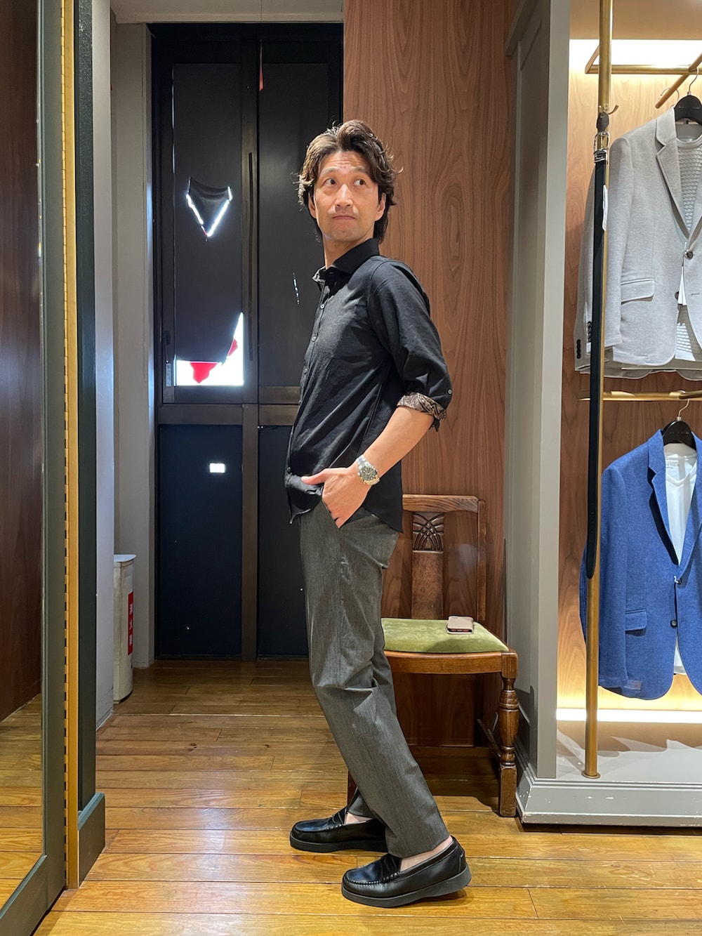 「ブラックコーデ、大人カジュアル、きれいめカジュアル、お出かけコーデ」｜「MEN'S BIGIのオクシィジュエルストレッチ七分袖シャツ〈ストレッチ〉（シャツ/ブラウス、ブラック系）」を使った、2ndbmさん（メンズ・174cm）の夏コーディネートの2枚目の写真