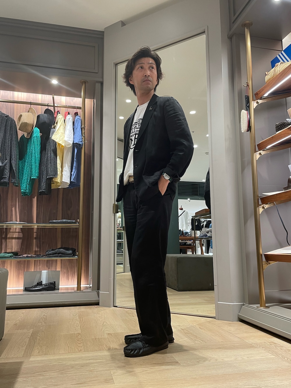 ブラック系のテーラードジャケット、ブラック系のその他パンツ、ブラック系のモカシン/デッキシューズを着用したメンズの夏コーディネートの2枚目の写真