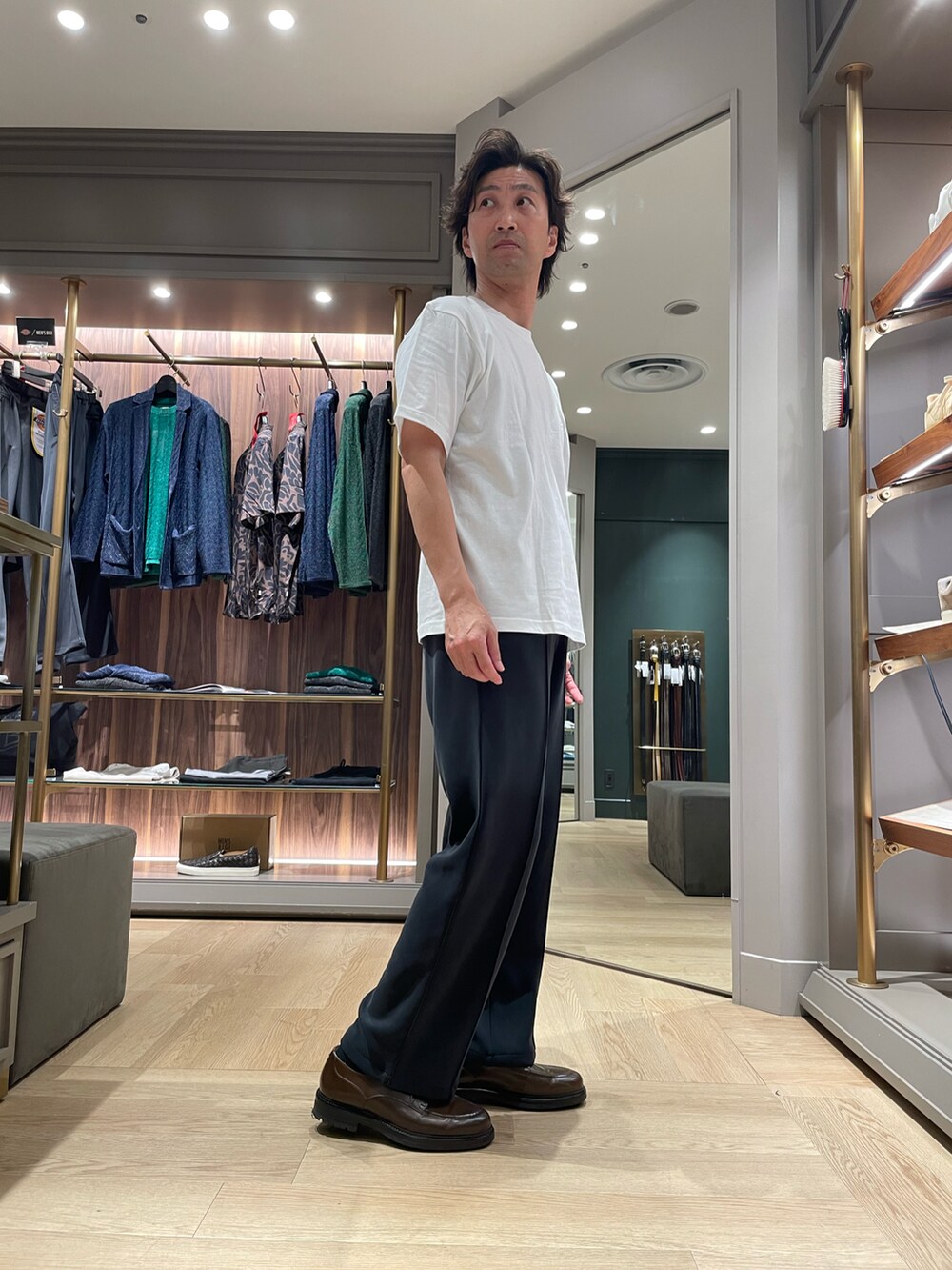 ホワイト系のTシャツ/カットソー、ブラック系のスウェットパンツ、ブラウン系のドレスシューズを着用したメンズの春コーディネートの3枚目の写真