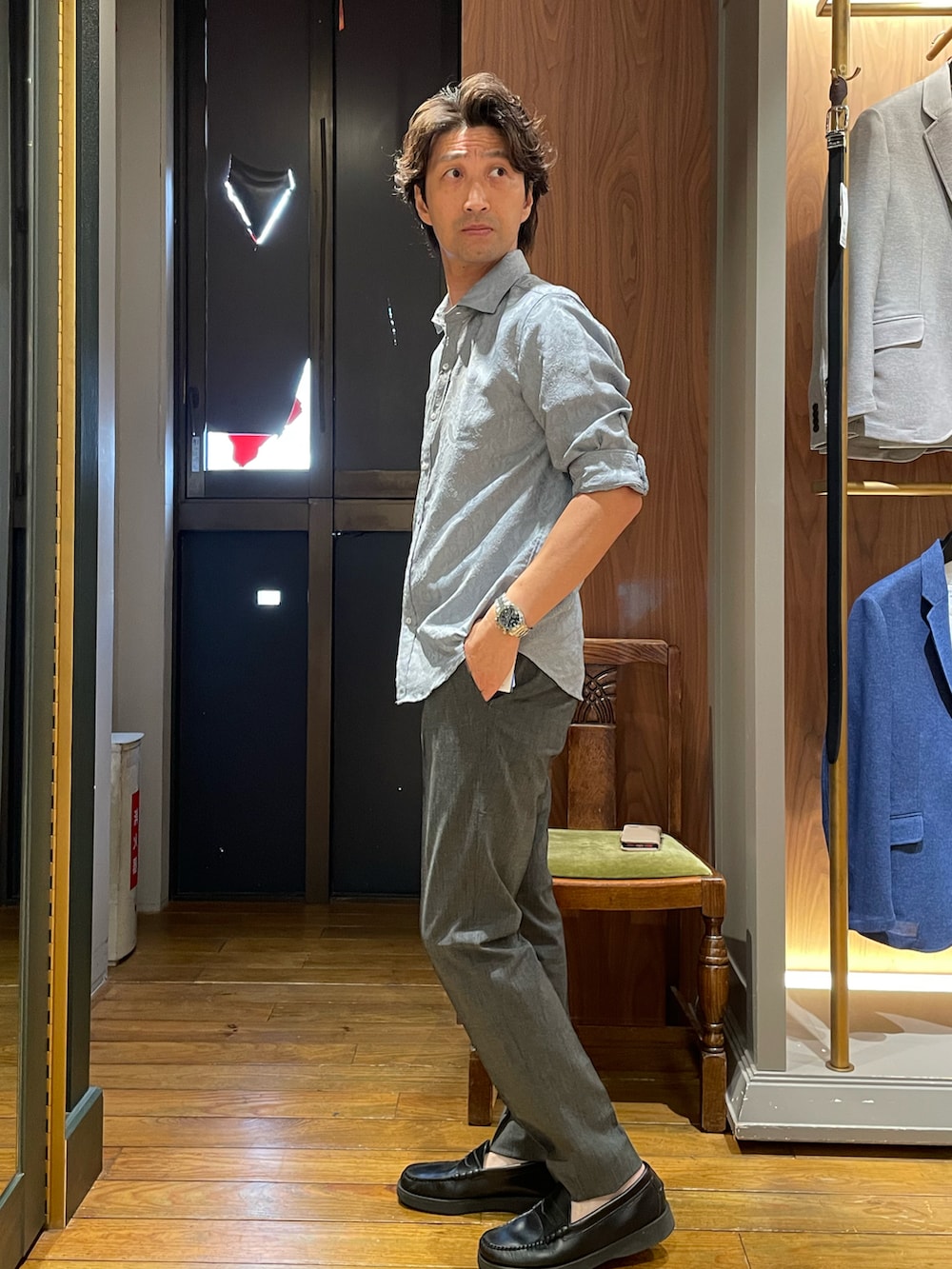 ブルー系のシャツ/ブラウス、グレー系のスラックスを着用したメンズの夏コーディネートの2枚目の写真