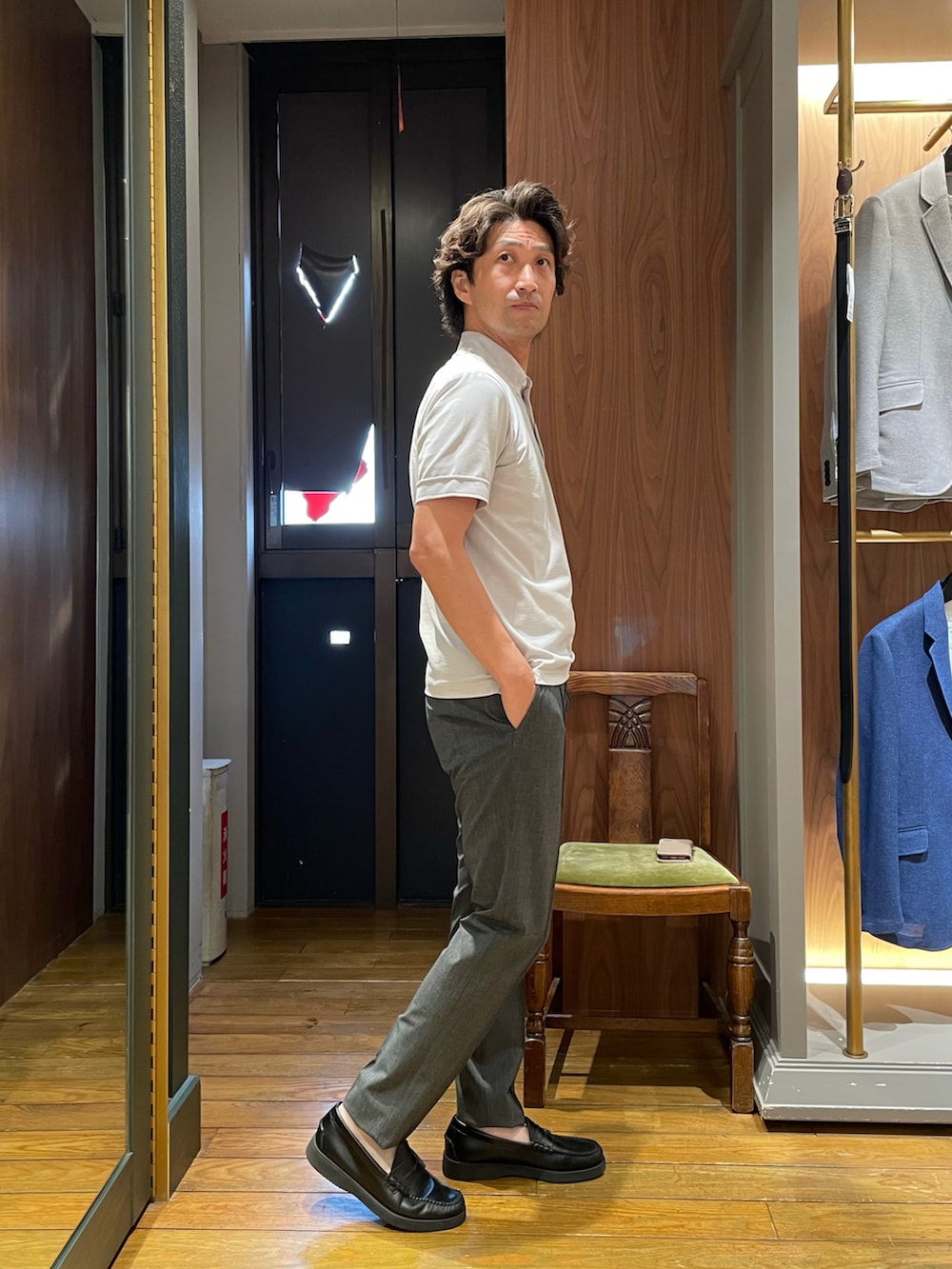 グレー系のスラックス、グレー系のポロシャツを着用したメンズの夏コーディネートの2枚目の写真