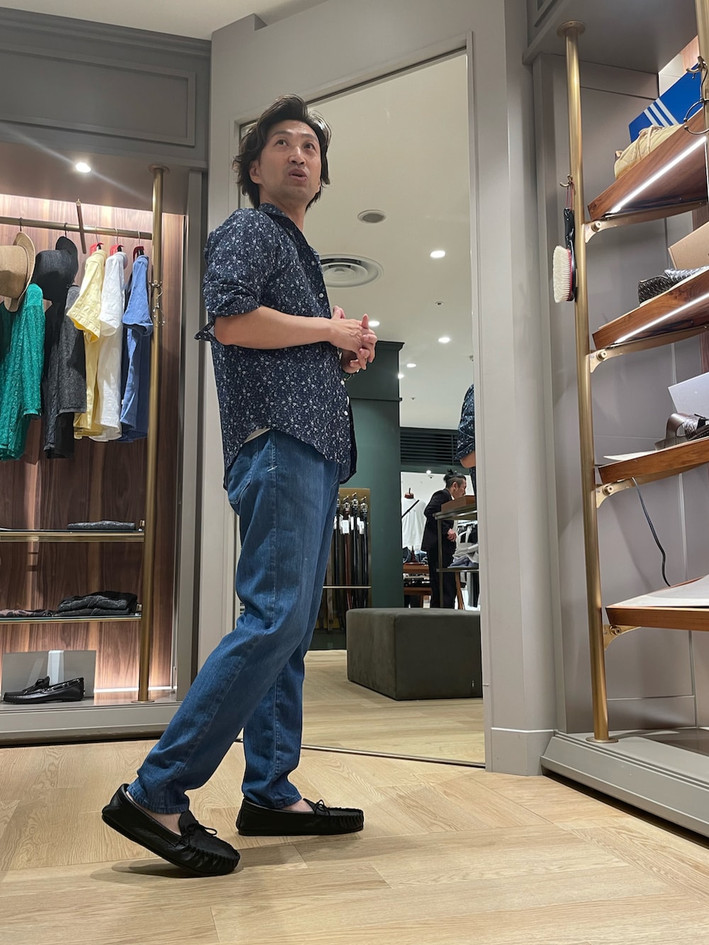 ブルー系のシャツ/ブラウス、ブルー系のデニムパンツ、ブラック系のモカシン/デッキシューズを着用したメンズの夏コーディネートの4枚目の写真