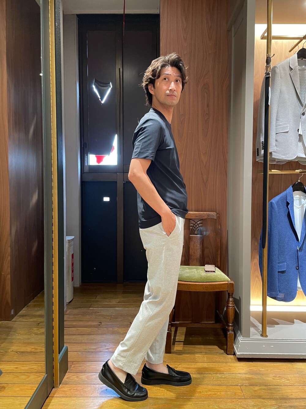 ブルー系のTシャツ/カットソー、ブルー系のその他パンツを着用したメンズの夏コーディネートの2枚目の写真