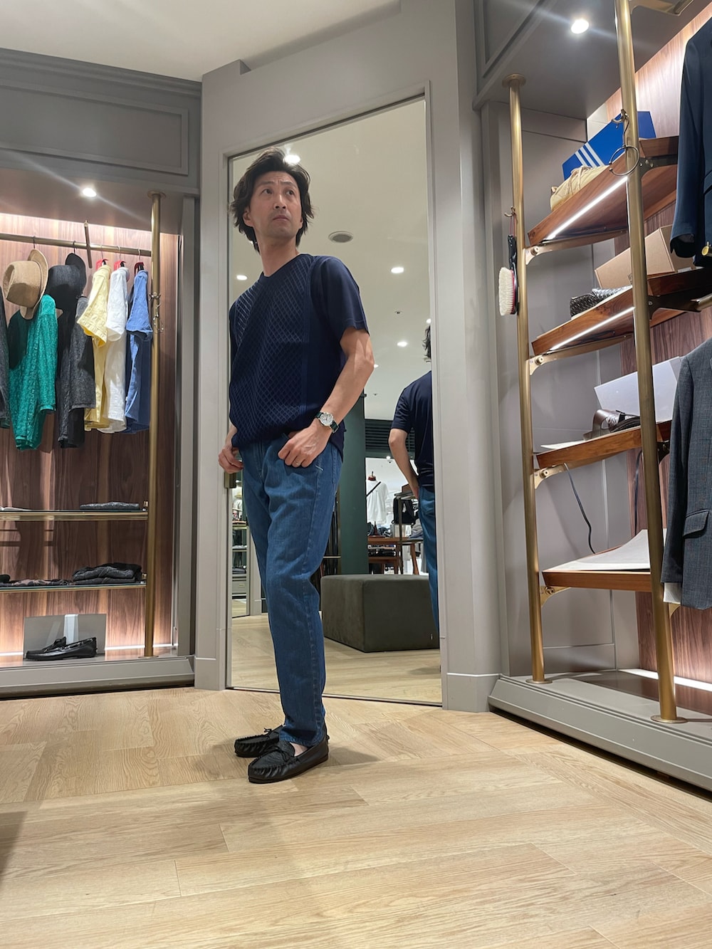 ブルー系のTシャツ/カットソー、ブルー系のデニムパンツ、ブラック系のモカシン/デッキシューズを着用したメンズの夏コーディネートの2枚目の写真