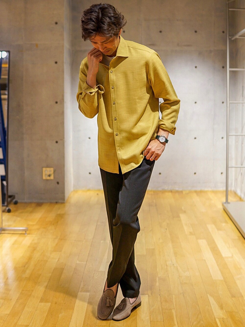 イエロー系のシャツ/ブラウス、グレー系のその他パンツを着用したメンズの夏コーディネートの2枚目の写真