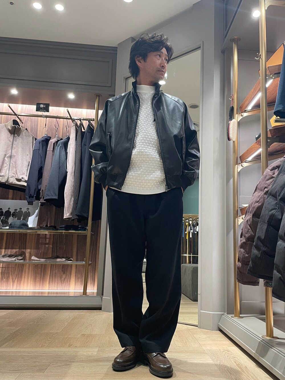 ブラック系のライダースジャケット、ホワイト系のTシャツ/カットソー、ブラック系のスラックスを着用したメンズの冬コーディネートの2枚目の写真