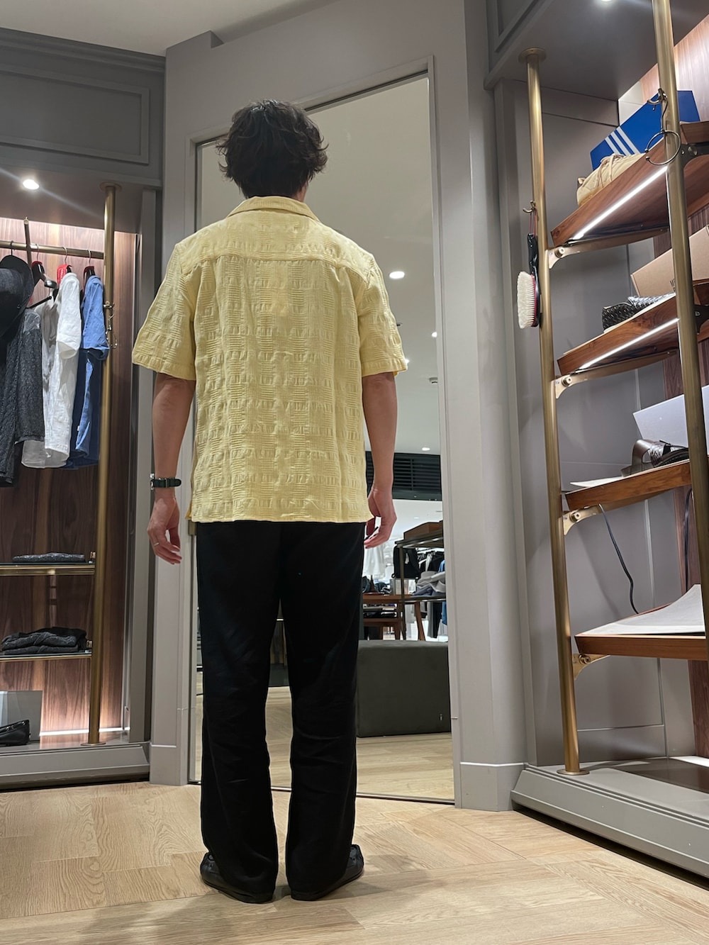 イエロー系のシャツ/ブラウス、ブラック系のその他パンツ、ブラック系のモカシン/デッキシューズを着用したメンズの夏コーディネートの3枚目の写真