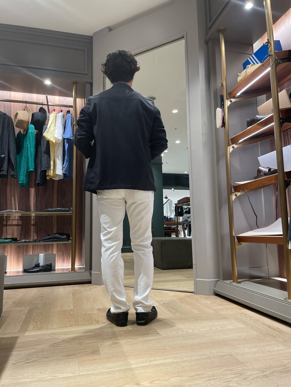 ブルー系のテーラードジャケット、ホワイト系のその他パンツ、ブラック系のモカシン/デッキシューズを着用したメンズの夏コーディネートの2枚目の写真