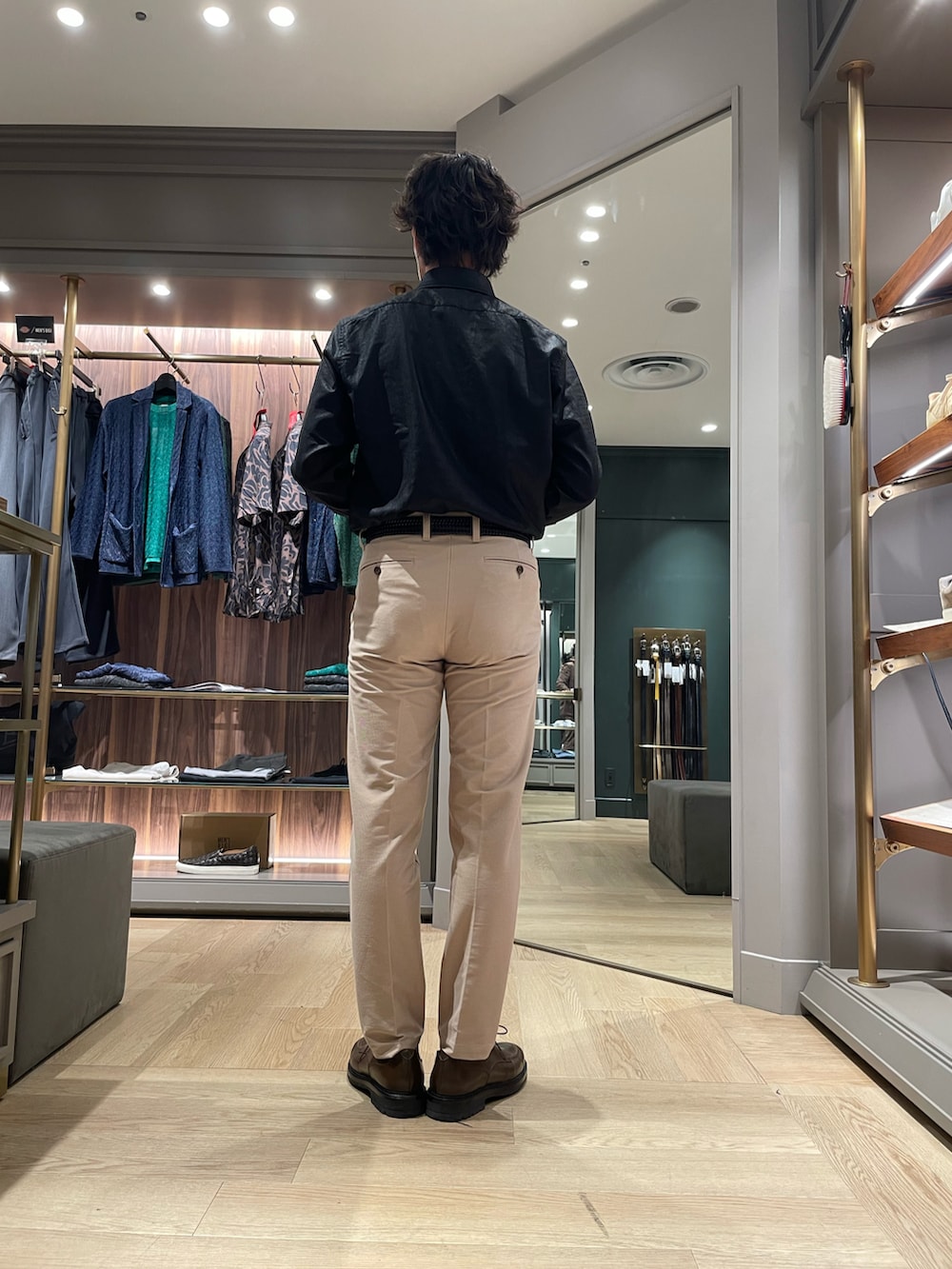 ブラック系のシャツ/ブラウス、ベージュ系のスラックス、ブラウン系のドレスシューズを着用したメンズの春コーディネートの4枚目の写真