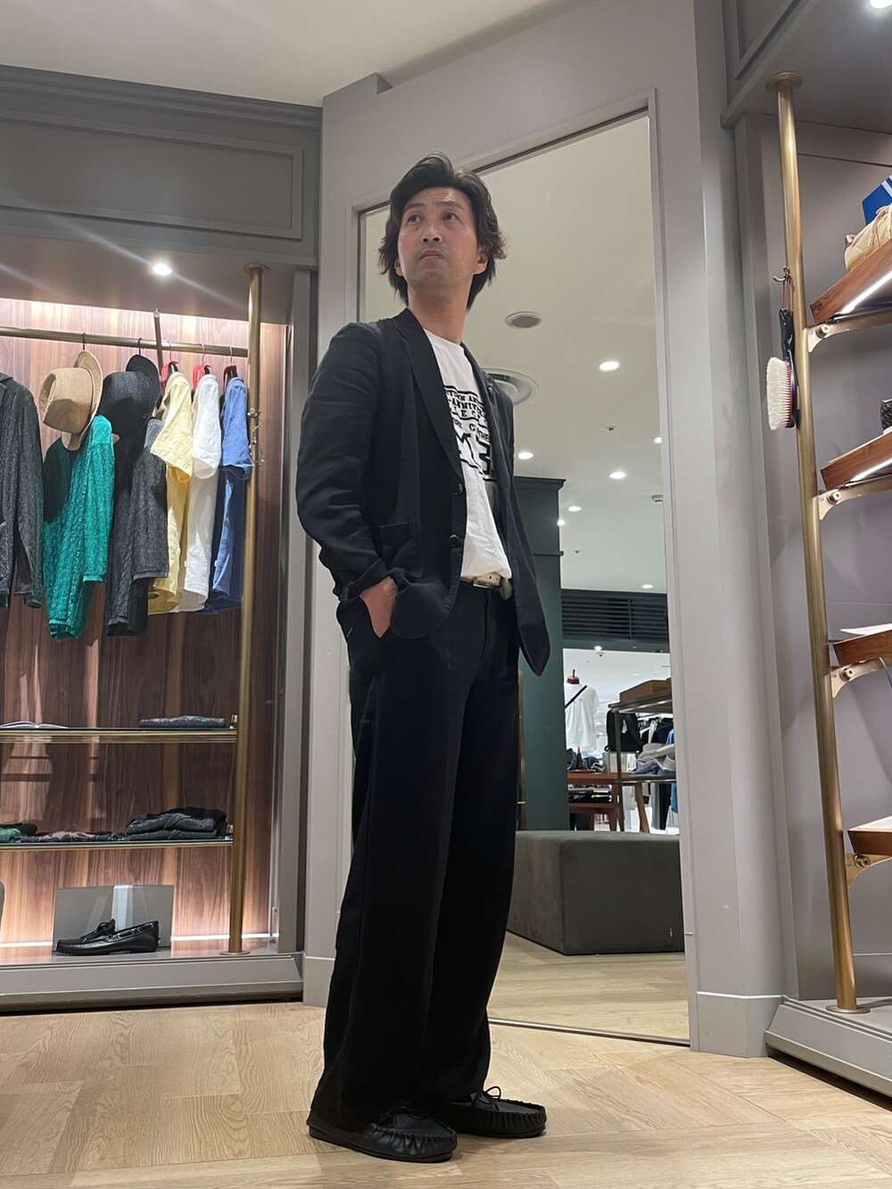 ブラック系のテーラードジャケット、ブラック系のその他パンツ、ブラック系のモカシン/デッキシューズを着用したメンズの夏コーディネートの4枚目の写真