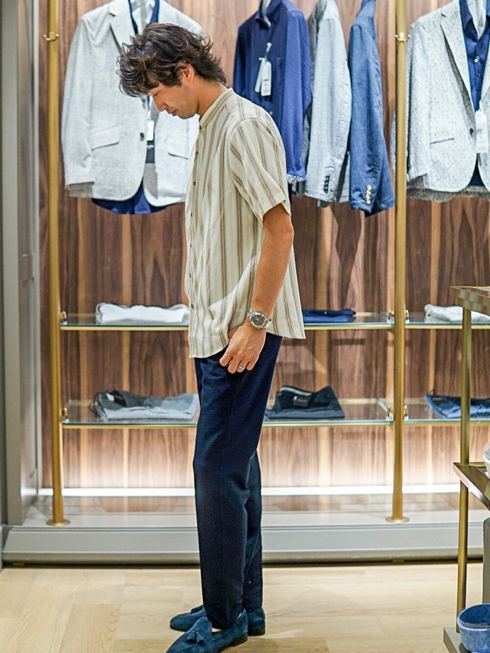 ブルー系のその他パンツ、ベージュ系のシャツ/ブラウスを着用したメンズの夏コーディネートの2枚目の写真