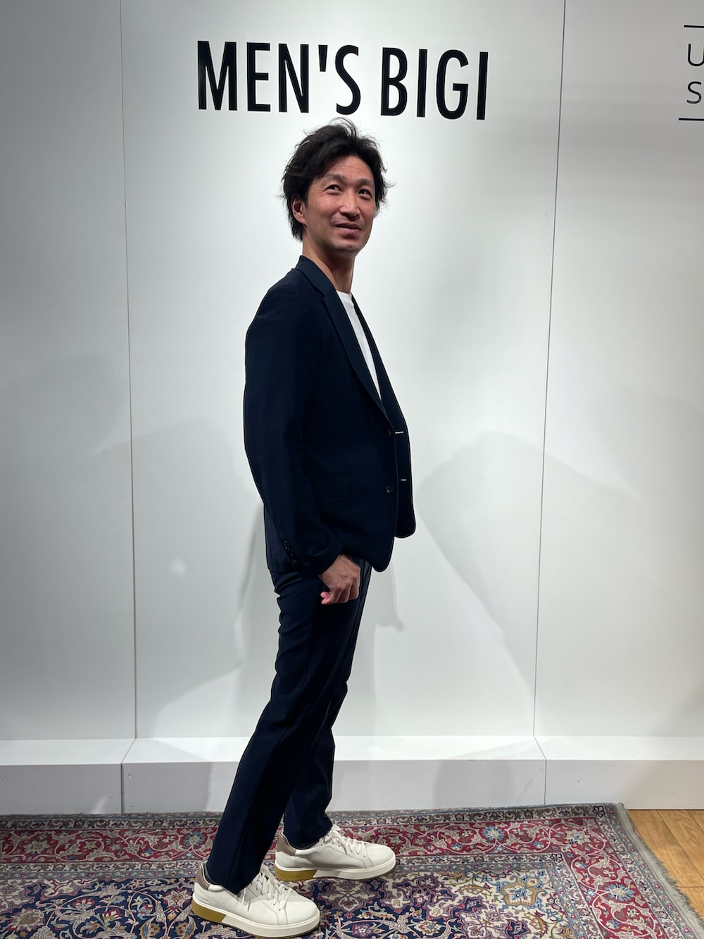 ホワイト系のTシャツ/カットソー、ブラック系のテーラードジャケット、ブラック系のその他パンツを着用したメンズの春コーディネートの2枚目の写真