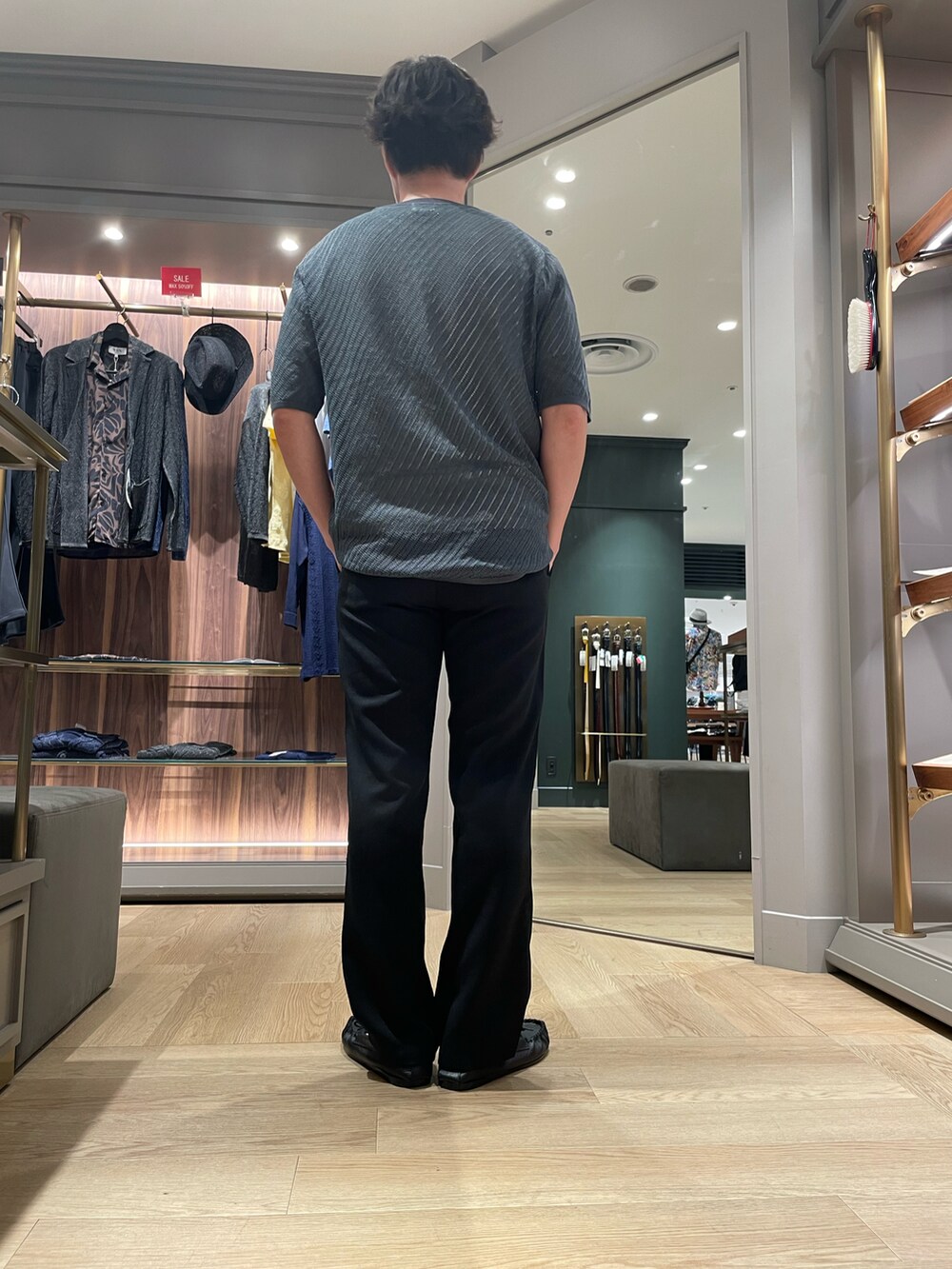グリーン系のTシャツ/カットソー、ブラック系のその他パンツ、ブラック系のモカシン/デッキシューズを着用したメンズの夏コーディネートの2枚目の写真