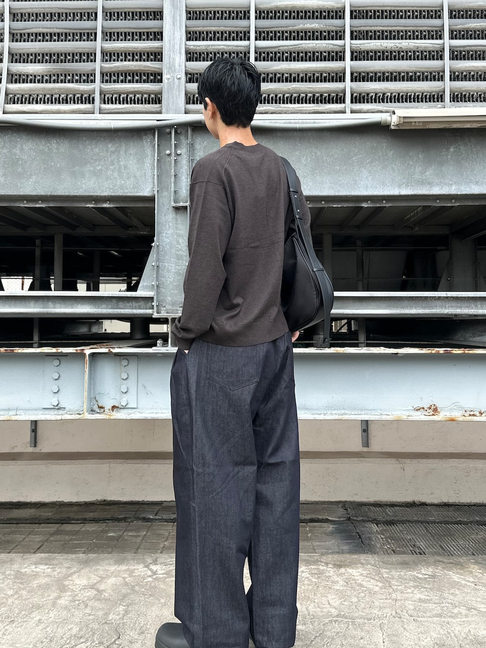 ブルー系のデニムパンツ、ブラック系のショルダーバッグ、ブラウン系のカーディガン/ボレロを着用したメンズの秋コーディネートの3枚目の写真