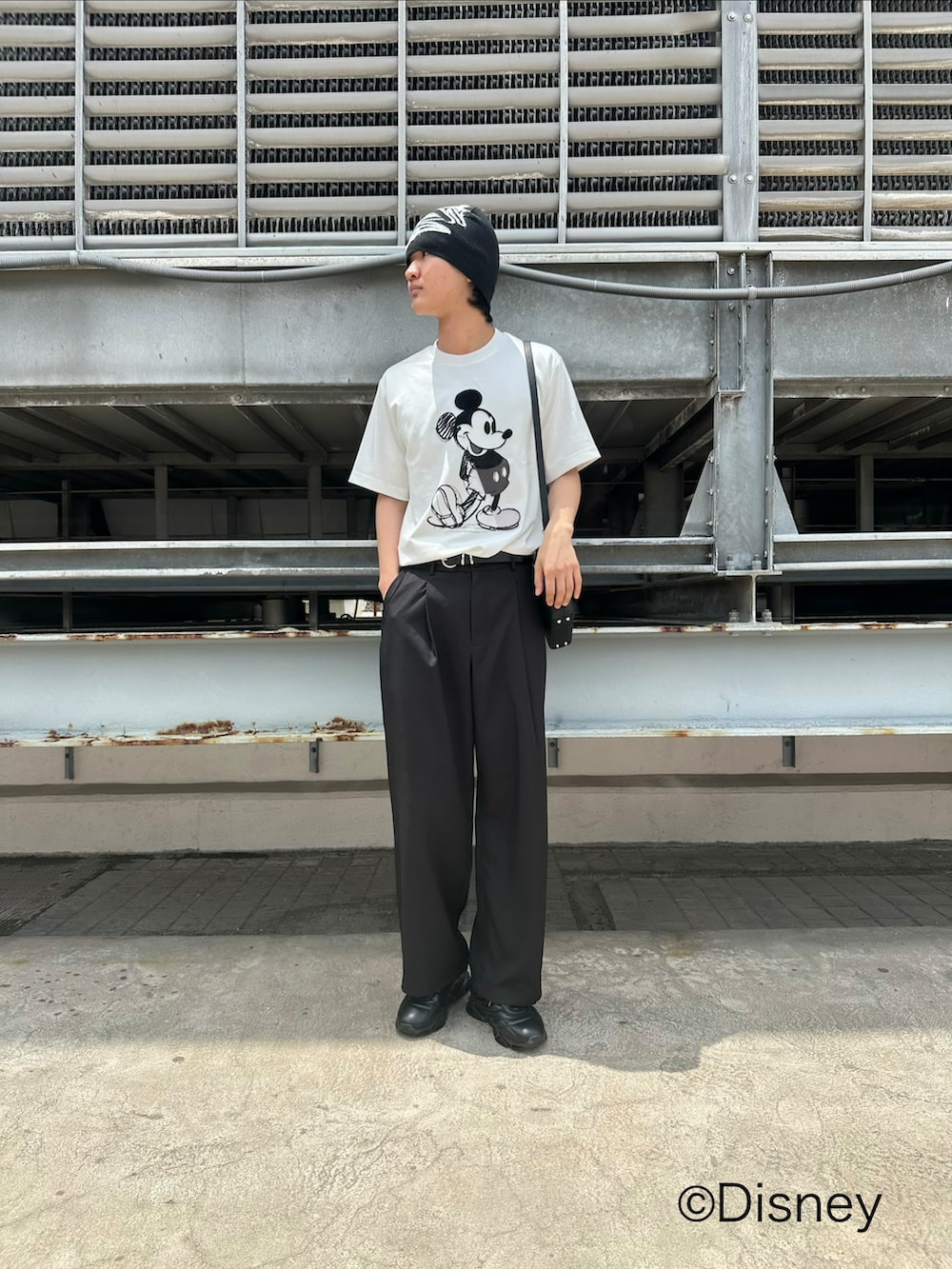 ブラック系のその他パンツ、ホワイト系のTシャツ/カットソー、ブラック系のスニーカーを着用したメンズの夏コーディネートの2枚目の写真