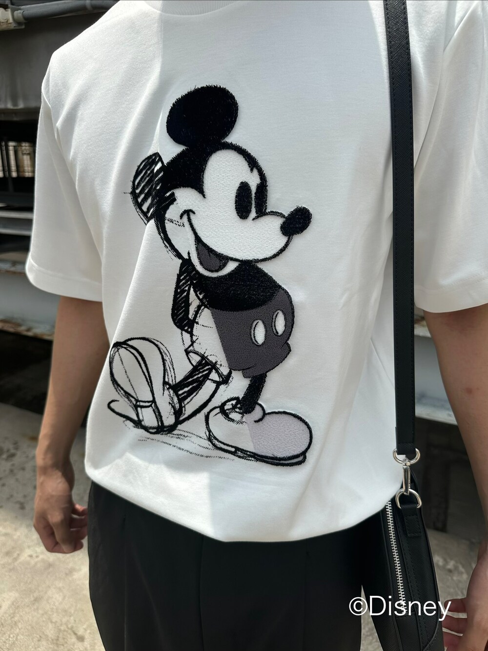 ブラック系のその他パンツ、ホワイト系のTシャツ/カットソー、ブラック系のスニーカーを着用したメンズの夏コーディネートの3枚目の写真