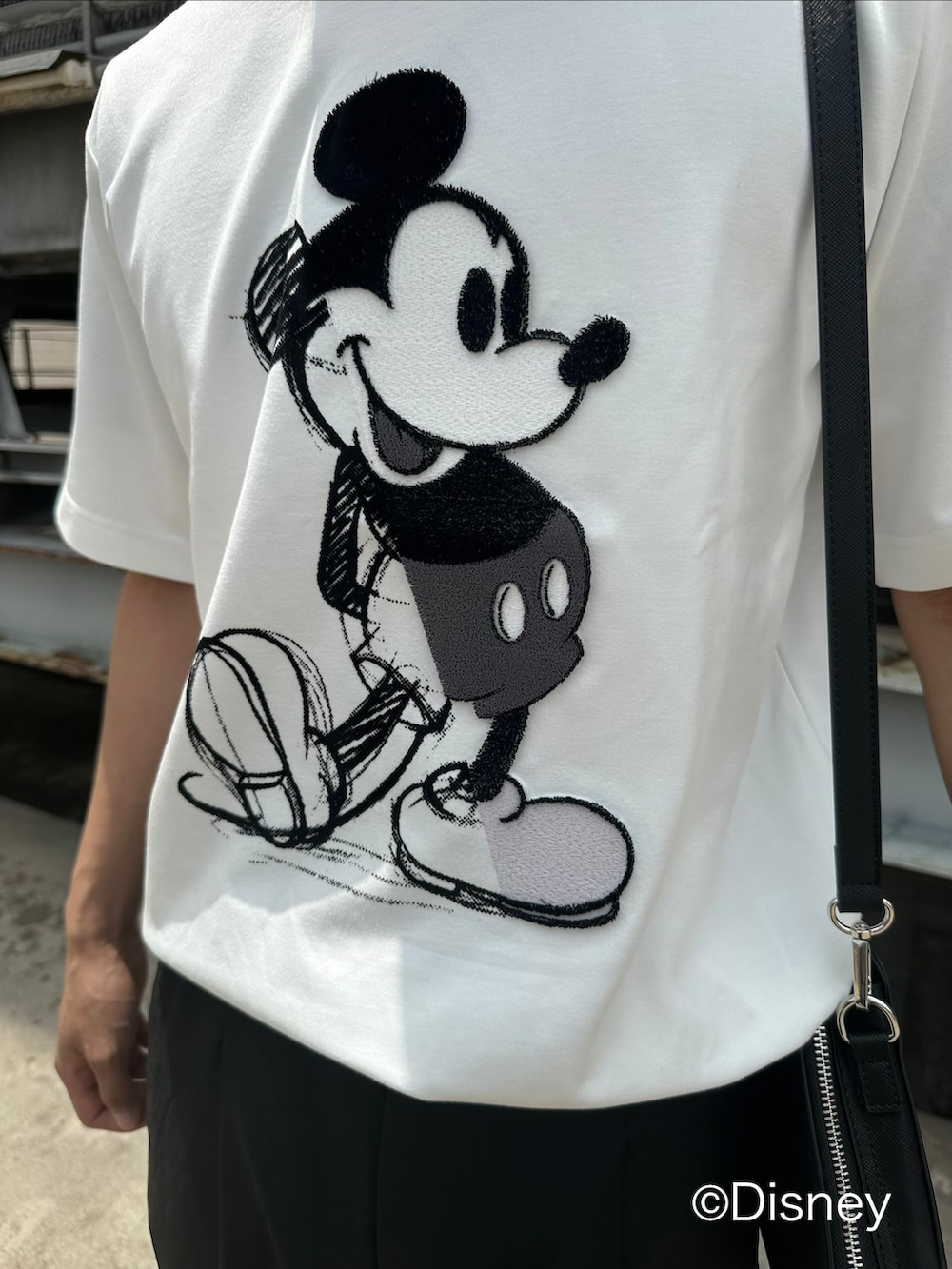 ブラック系のその他パンツ、ホワイト系のTシャツ/カットソー、ブラック系のスニーカーを着用したメンズの夏コーディネートの4枚目の写真