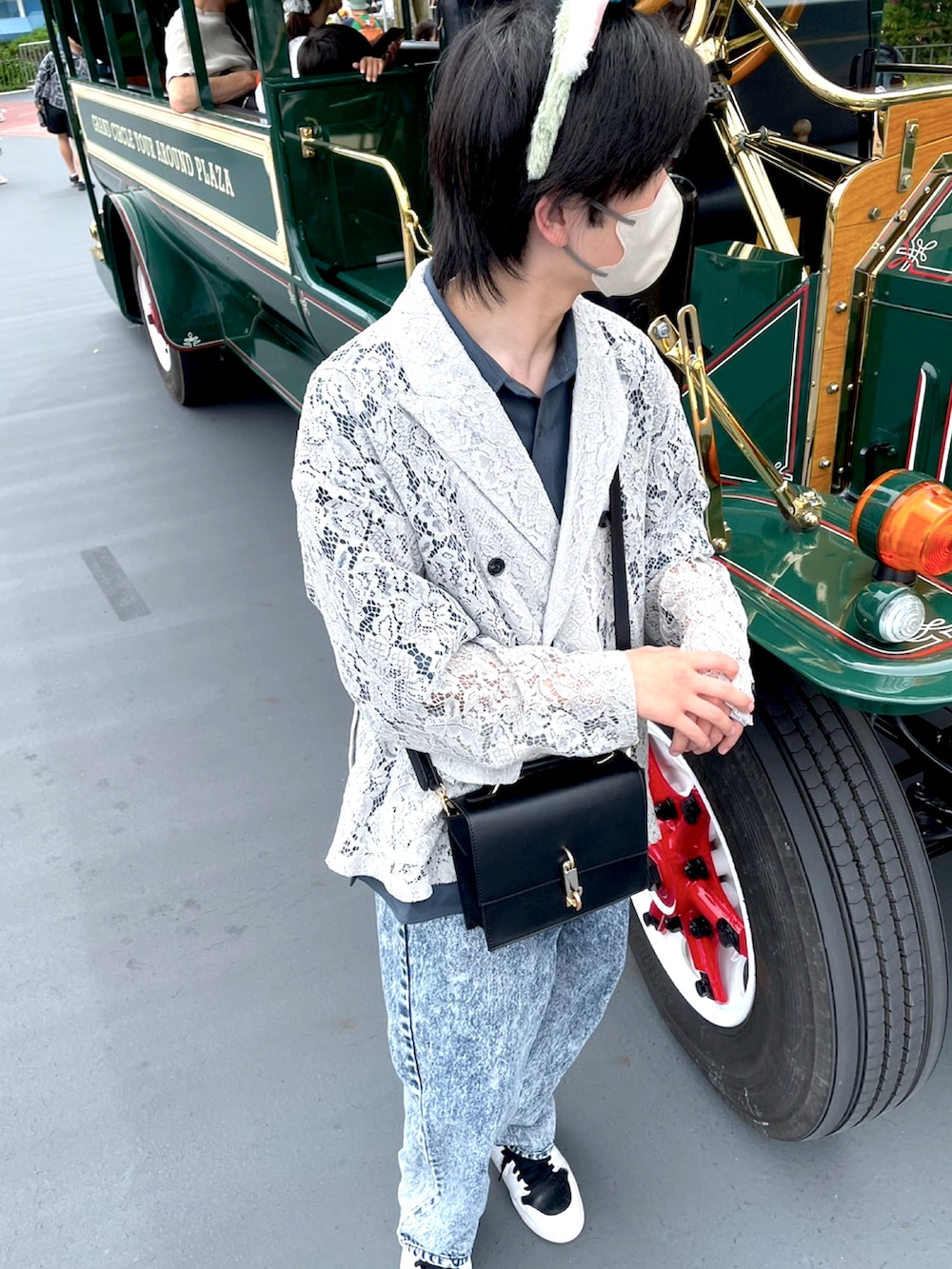 グレー系のテーラードジャケット、ブルー系のデニムパンツ、グレー系のシャツ/ブラウスを着用したメンズの春コーディネートの4枚目の写真