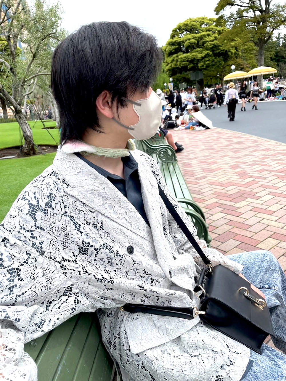 グレー系のテーラードジャケット、ブルー系のデニムパンツ、グレー系のシャツ/ブラウスを着用したメンズの春コーディネートの2枚目の写真