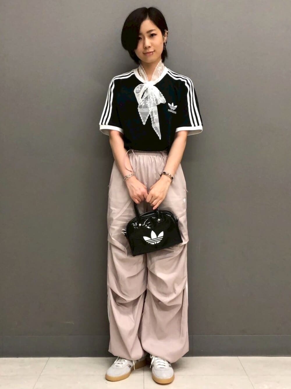 ブラック系のTシャツ/カットソー、ピンク系のスウェットパンツ、グレー系のスニーカーを着用したレディースの秋コーディネートの2枚目の写真