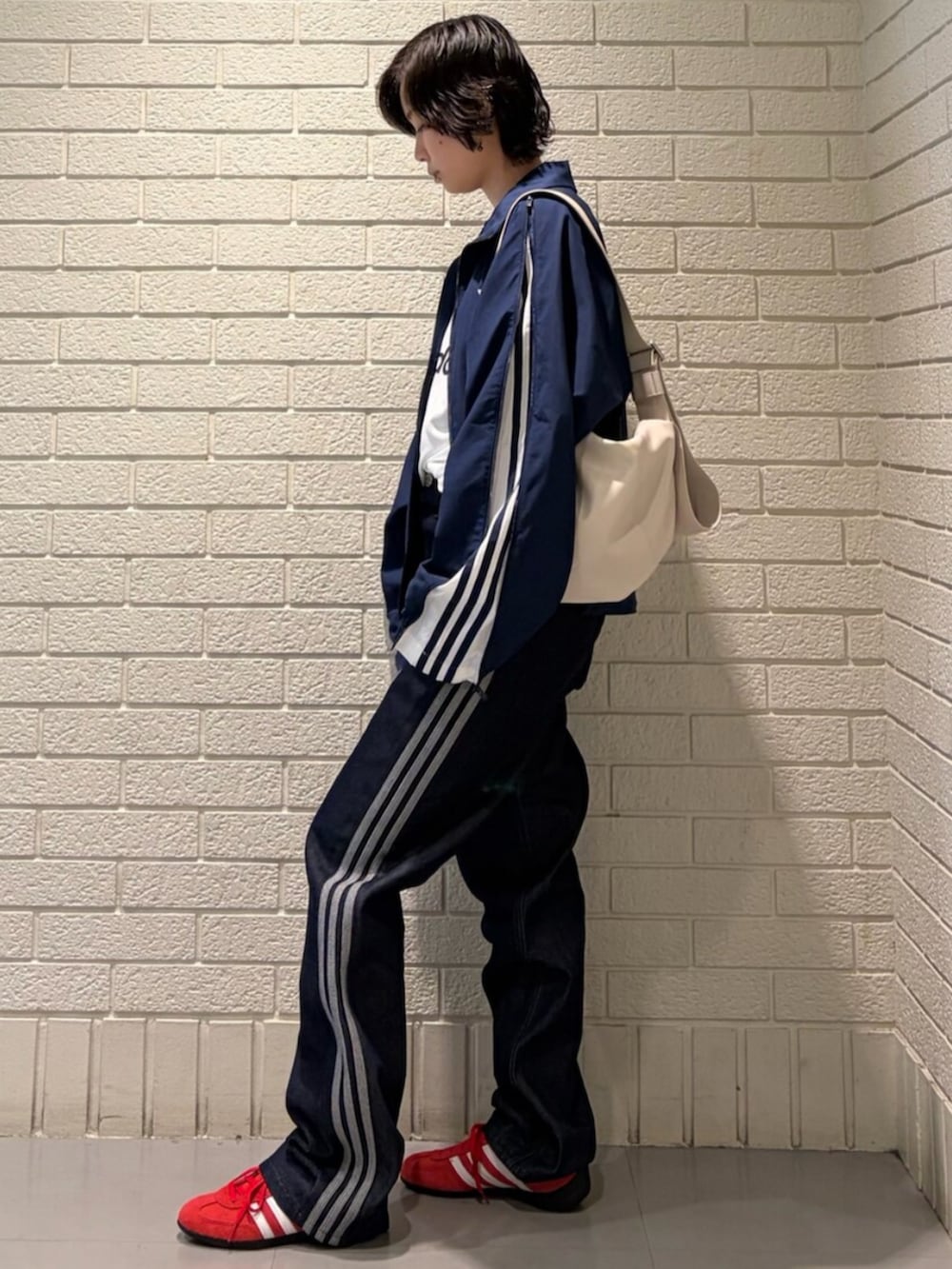 ホワイト系のTシャツ/カットソー、ブルー系のその他パンツ、ブラウン系のショルダーバッグを着用したレディースの春コーディネートの2枚目の写真